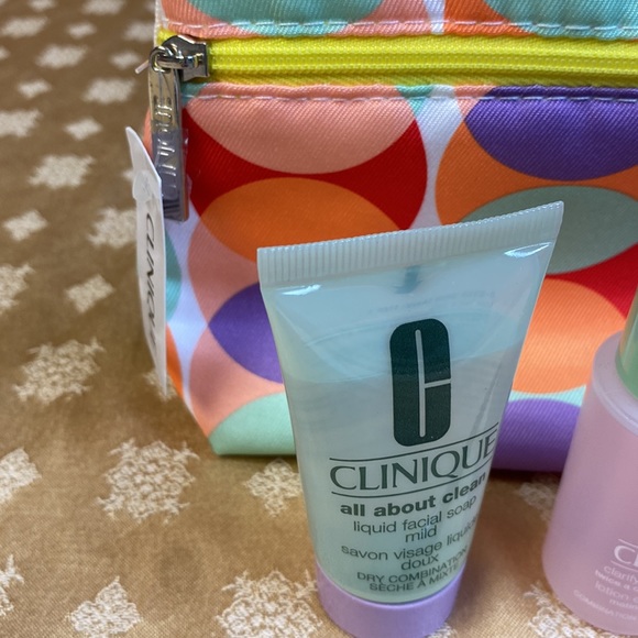 NIP! 6-Piece Travel Clinique Facial Care Set (Including Men’s!) - Picture 3 of 7
